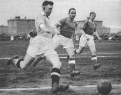 Віктор Вілімовський веде м'яч у матчі 1937 року