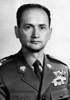 Войцех Ярузельський у військовій формі 1968 року