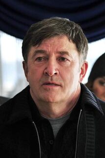 Портрет Олександра Крупи у формальному одязі