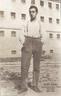 Ернст Толлер під час ув’язнення у 1920-х роках