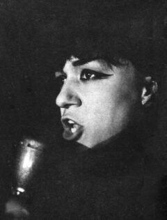 Ева Демарчик під час виступу 1966 року